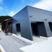 クールなインナーガレージのある家🏠